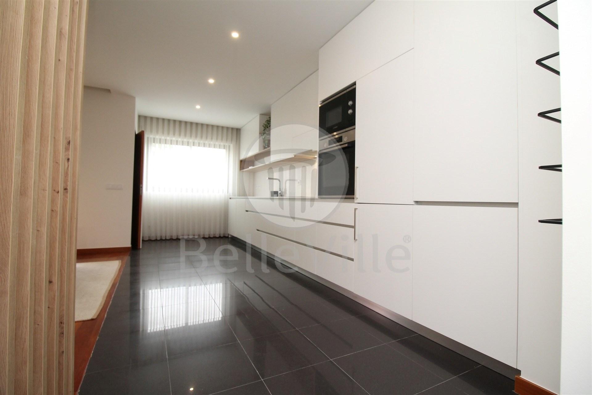 Apartamento T2, parcialmente mobilado, Lamaçães