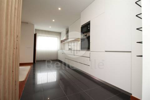 Apartamento T2, parcialmente mobilado, Lamaçães