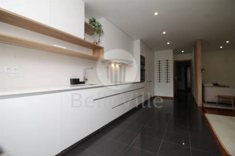 Apartamento T2, parcialmente mobilado, Lamaçães