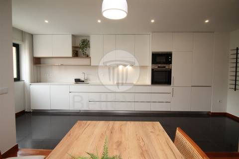 Apartamento T2, parcialmente mobilado, Lamaçães