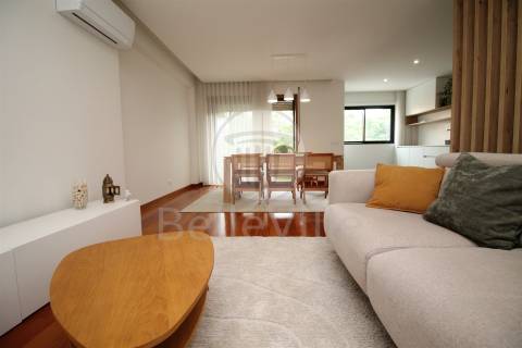 Apartamento T2, parcialmente mobilado, Lamaçães