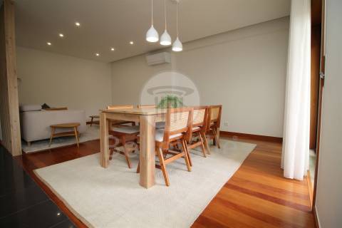 Apartamento T2, parcialmente mobilado, Lamaçães