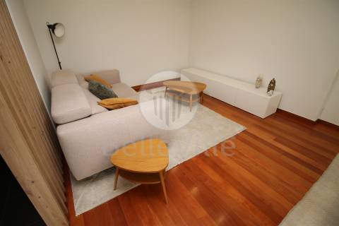 Apartamento T2, parcialmente mobilado, Lamaçães