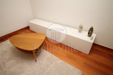 Apartamento T2, parcialmente mobilado, Lamaçães