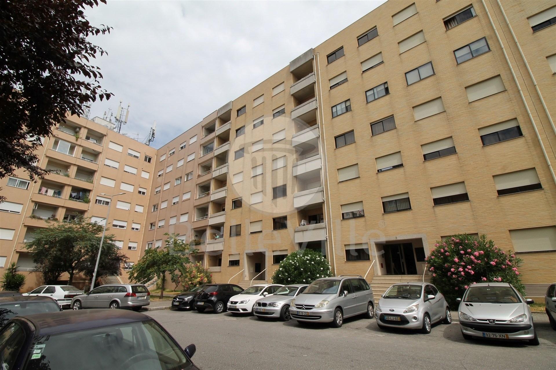 Apartamento T2, parcialmente mobilado, Lamaçães