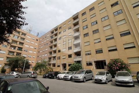 Apartamento T2, parcialmente mobilado, Lamaçães