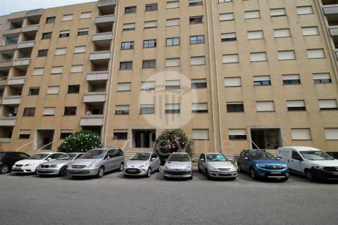 Apartamento T2, parcialmente mobilado, Lamaçães