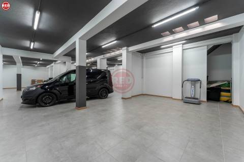 Armazém com 373m2 na Praça da Corujeira