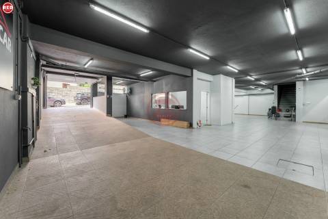 Armazém com 373m2 na Praça da Corujeira