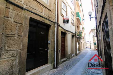 Prédio para remodelar sito no centro da acidade de São Pedro do Sul