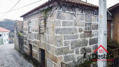 Moradia V3 em granito para remodelar em Pindelo dos Milagres