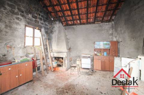 Moradia V3 em granito para remodelar em Pindelo dos Milagres
