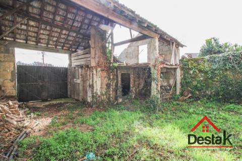 Moradia V3 em granito para remodelar em Pindelo dos Milagres