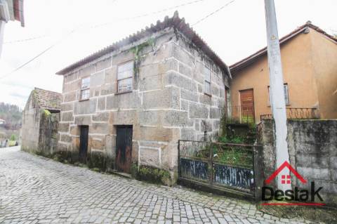 Moradia V3 em granito para remodelar em Pindelo dos Milagres
