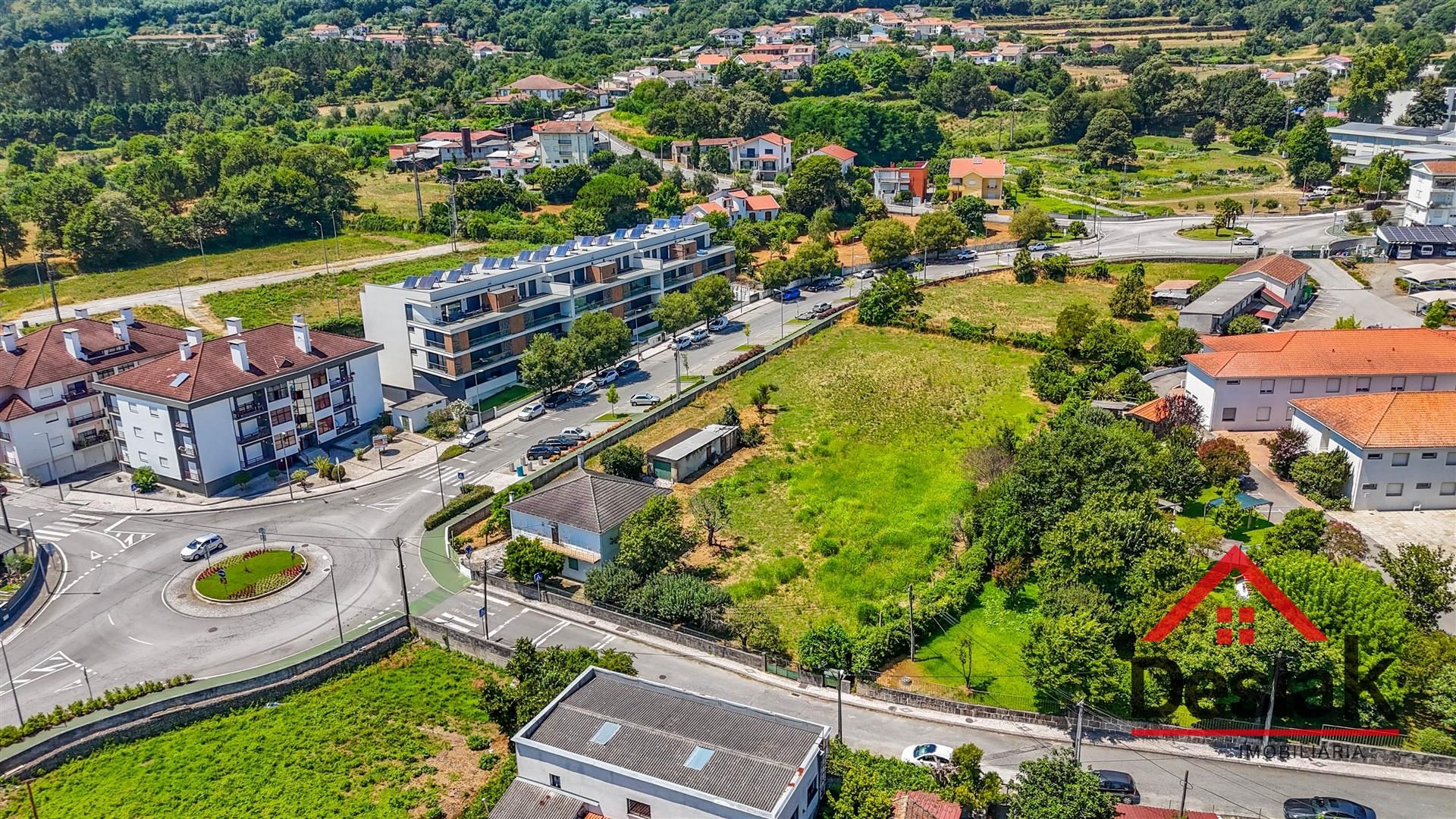 Terreno com Moradia para venda no Centro de São Pedro do Sul