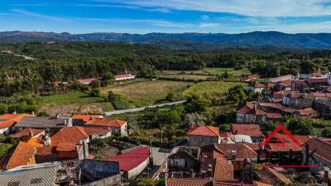 Duas moradias de Pedra para renovar em Reigoso, Oliveira de Frades