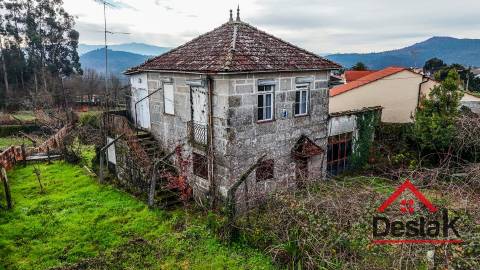 Moradia isolada em pedra com 800 m2 de terreno, Santa Cruz da Trapa