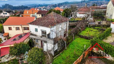 Moradia isolada em pedra com 800 m2 de terreno, Santa Cruz da Trapa