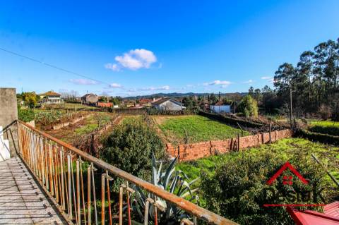 Moradia isolada em pedra com 800 m2 de terreno, Santa Cruz da Trapa