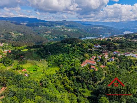 Oportunidade única de investimento e qualidade de vida em plena Nacional 16, à saída de Ribeiradio,