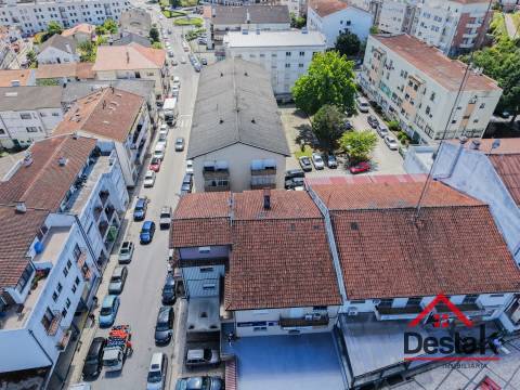 Apartamento T2 com Sótão e Potencial para Nova Unidade Habitacional