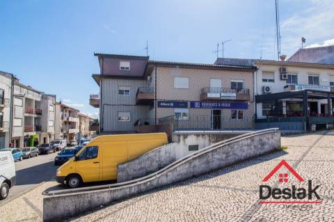 Apartamento T2 com Sótão e Potencial para Nova Unidade Habitacional