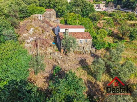 Duas Moradias com Vista Rio  a 2 min da Zona de Fruição Ribeirinha de Sejães, Oliveira De Frades