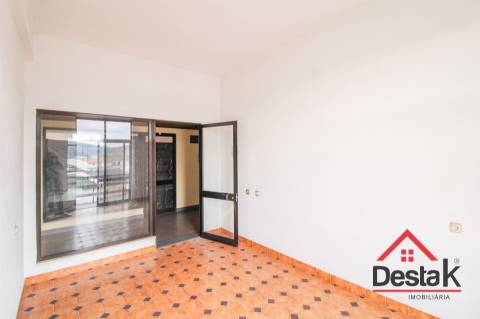 Conjunto de 5 Lojas com 120 m² | Centro de São Pedro do Sul | Excelente Oportunidade de Investimento