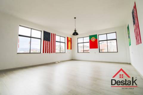 Conjunto de 5 Lojas com 120 m² | Centro de São Pedro do Sul | Excelente Oportunidade de Investimento