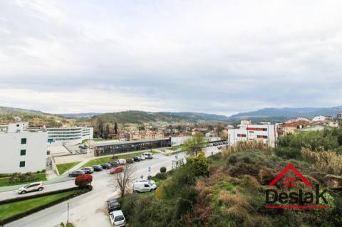 Conjunto de 5 Lojas com 120 m² | Centro de São Pedro do Sul | Excelente Oportunidade de Investimento
