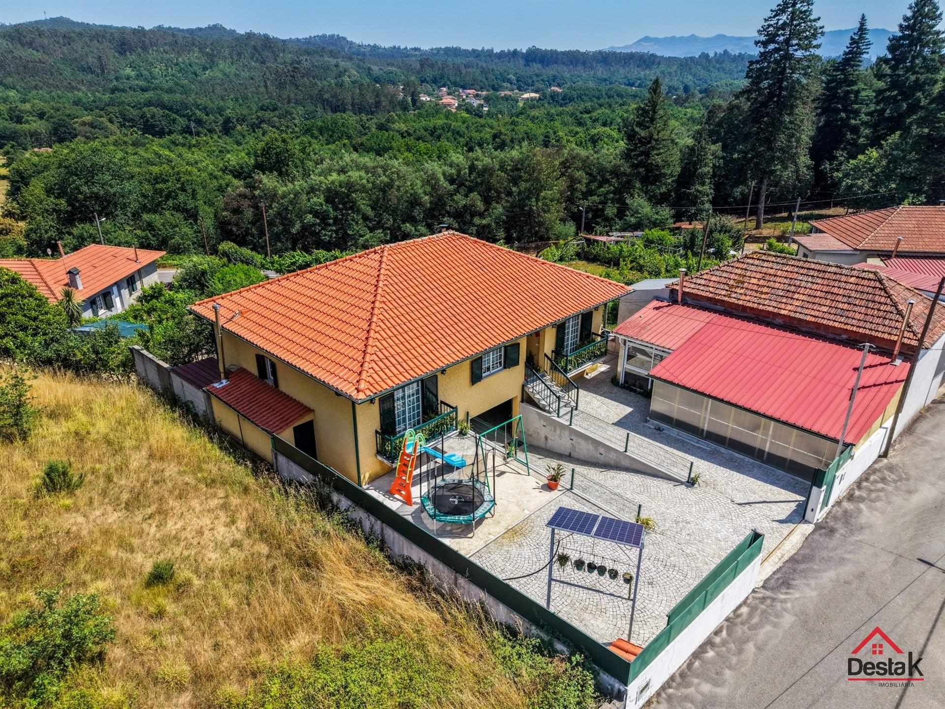Fantástica moradia Isolada T4 com terreno, anexos, totalmente equipada e mobilada
