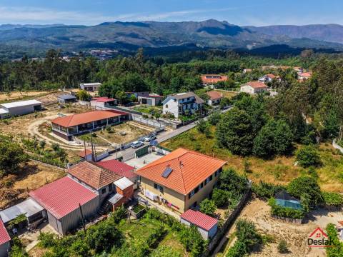 Fantástica moradia Isolada T4 com terreno, anexos, totalmente equipada e mobilada