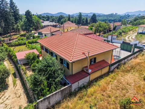 Fantástica moradia Isolada T4 com terreno, anexos, totalmente equipada e mobilada