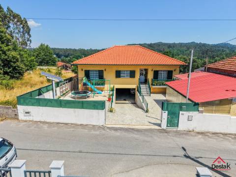 Fantástica moradia Isolada T4 com terreno, anexos, totalmente equipada e mobilada