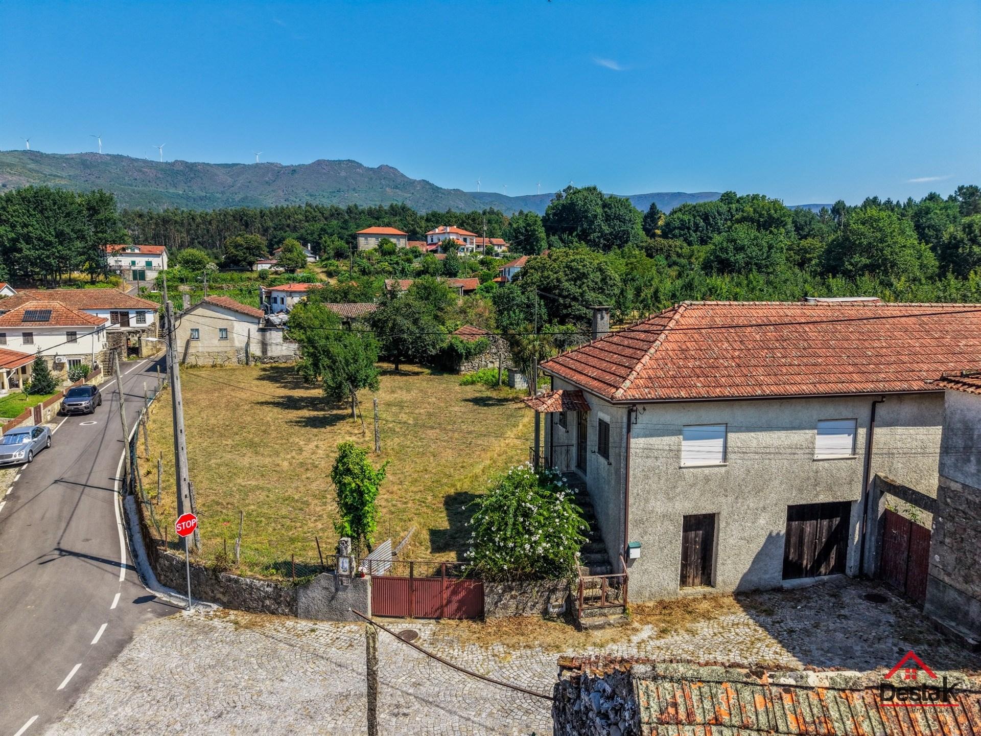 Quinta com Moradia V3 em estrutura de Pedra, com enorme potencial, às portas de São Pedro do Sul