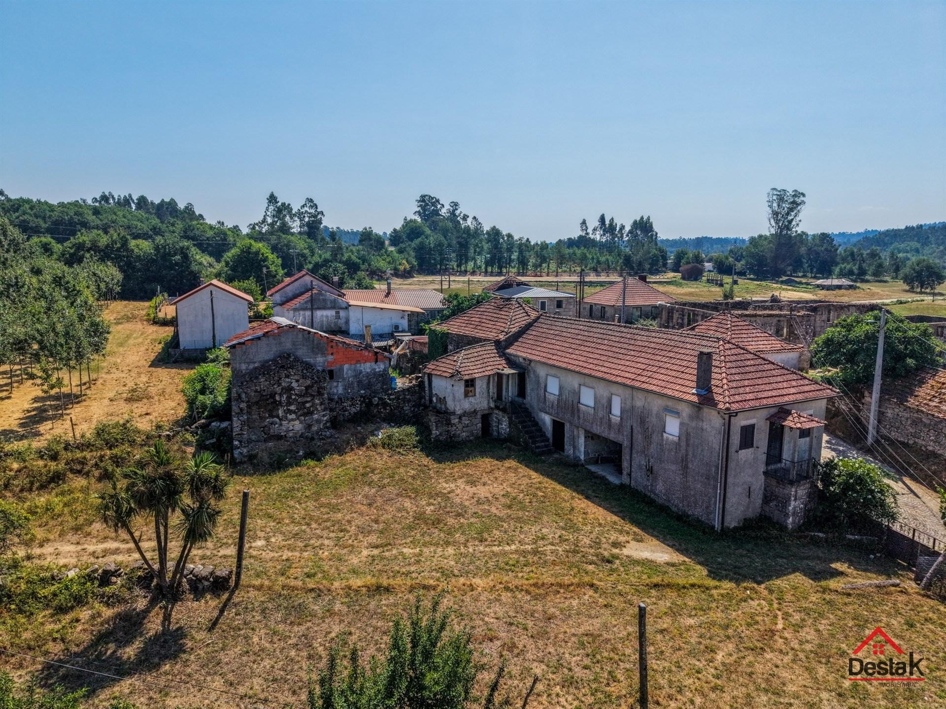 Quinta com Moradia V3 em estrutura de Pedra, com enorme potencial, às portas de São Pedro do Sul