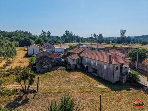 Quinta com Moradia V3 em estrutura de Pedra, com enorme potencial, às portas de São Pedro do Sul