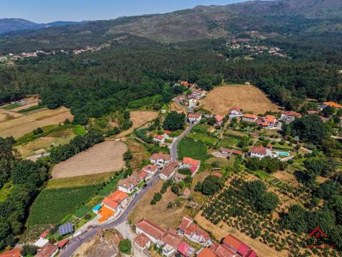 Quinta com Moradia V3 em estrutura de Pedra, com enorme potencial, às portas de São Pedro do Sul