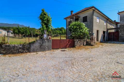 Quinta com Moradia V3 em estrutura de Pedra, com enorme potencial, às portas de São Pedro do Sul