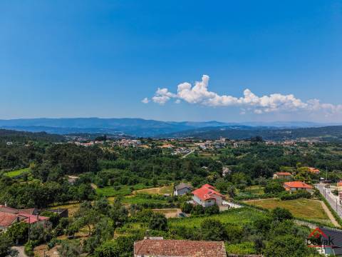 Moradia para reconstrução em Vila Pouca, São Miguel do Mato