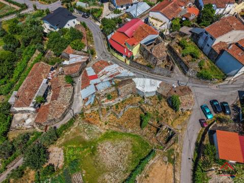Moradia para reconstrução em Vila Pouca, São Miguel do Mato