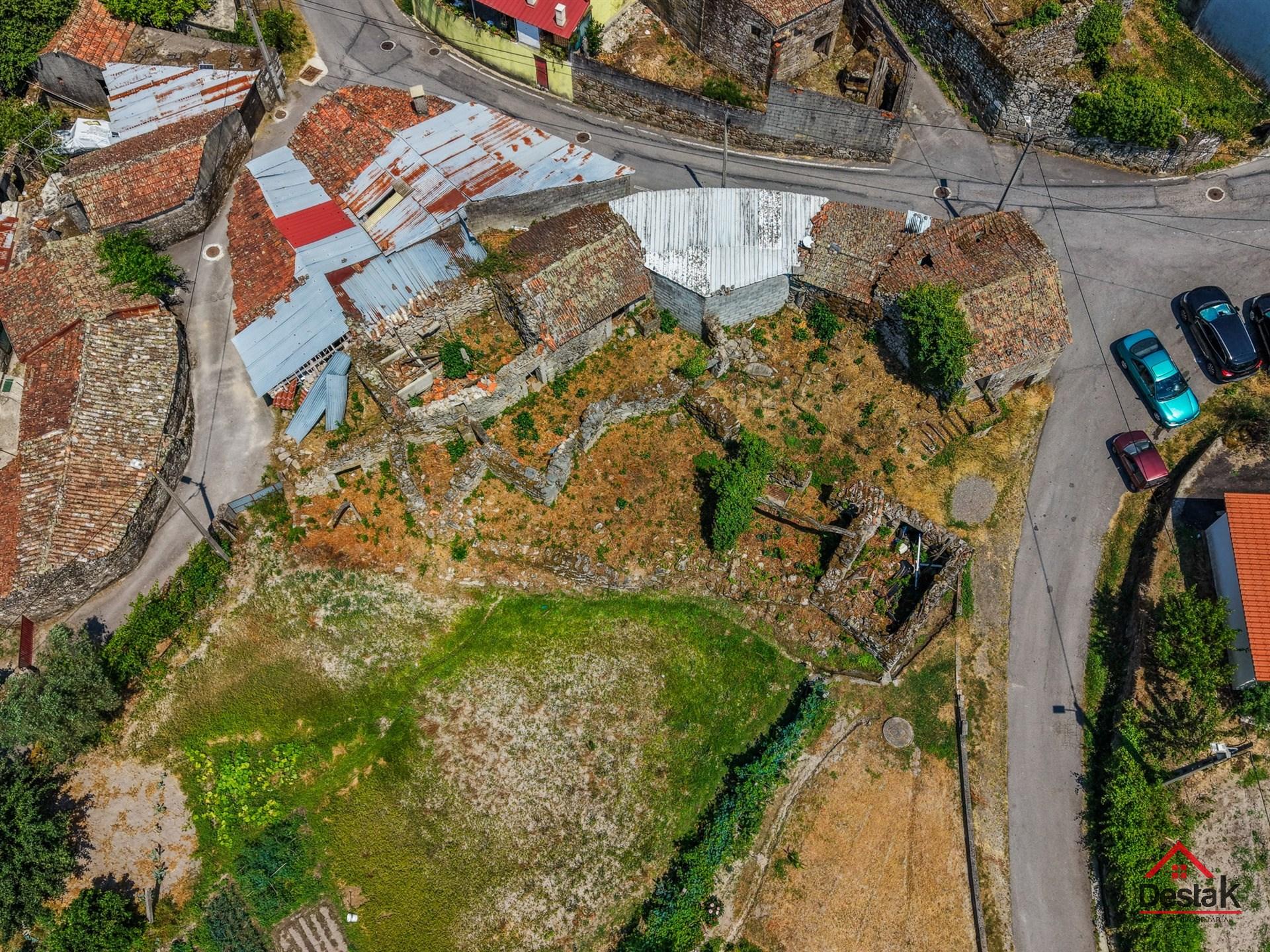 Moradia para reconstrução em Vila Pouca, São Miguel do Mato