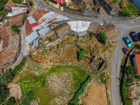 Moradia para reconstrução em Vila Pouca, São Miguel do Mato