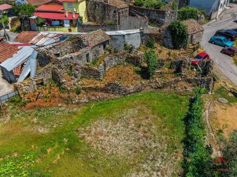 Moradia para reconstrução em Vila Pouca, São Miguel do Mato