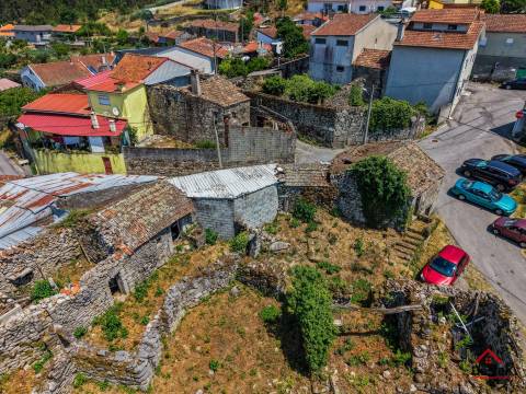 Moradia para reconstrução em Vila Pouca, São Miguel do Mato