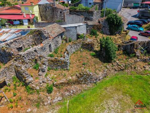 Moradia para reconstrução em Vila Pouca, São Miguel do Mato