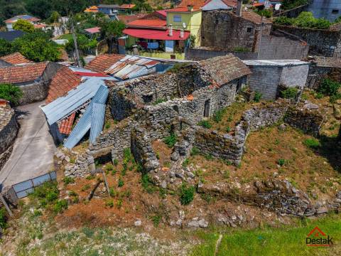 Moradia para reconstrução em Vila Pouca, São Miguel do Mato