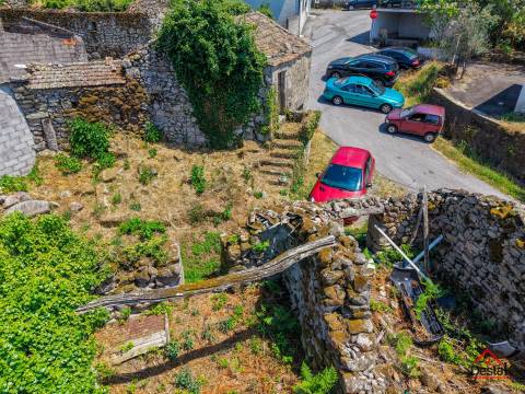 Moradia para reconstrução em Vila Pouca, São Miguel do Mato