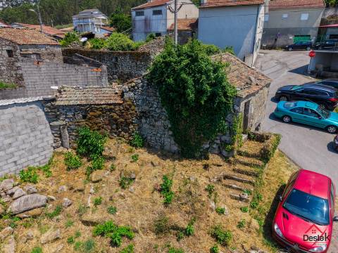 Moradia para reconstrução em Vila Pouca, São Miguel do Mato