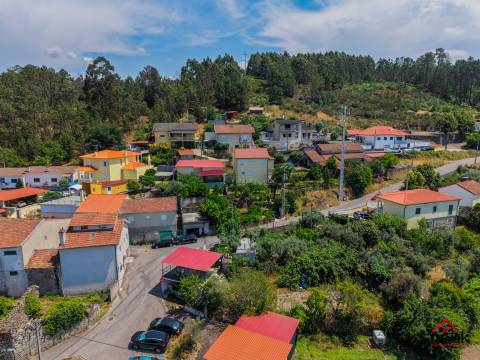 Moradia para reconstrução em Vila Pouca, São Miguel do Mato